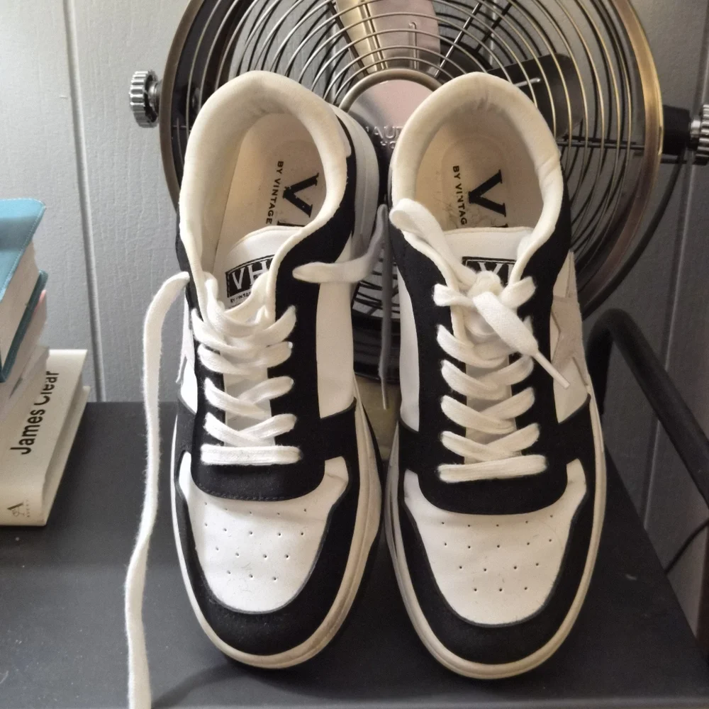 Vintage Havana Kayla Black and White Leather Sneakers Size 9 - Picture 2 of 7